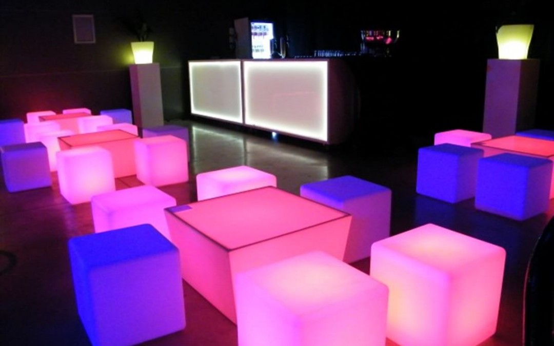 0317 Loungeset (poefjes en tafeltje met LED)